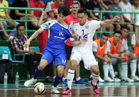 Hai đội rút lui, Cúp futsal quốc gia 2023 phải đổi điều lệ - Ảnh 1. CLB Thái Sơn Nam TP.HCM (áo trắng) và Sahako ở Giải futsal vô địch quốc gia 2023 - Ảnh: N.K