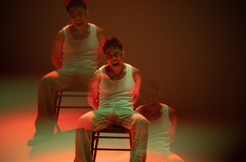 Giống như tên gọi, album lần này của chàng rapper mang màu sắc u tối, ma mị và nhạy cảm. Giống như tên gọi, album lần này của chàng rapper mang màu sắc u tối, ma mị và nhạy cảm.