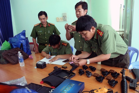 Bắt thêm nghi phạm chế tạo, mua bán vũ khí quân dụng - Ảnh 3. Tang vật công an thu giữ trong vụ án - Ảnh: T.D.