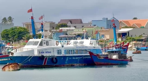 Đội tàu cao tốc Lý Sơn một thời hoàng kim giờ thành đống sắt - Ảnh 3. Những chiếc tàu một thời tấp nập chở khách ra Lý Sơn giờ lâm cảnh ế ẩm, nằm bờ trong khu vực neo đậu - Ảnh: TRẦN MAI