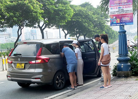 Các app còn âm thầm thu phí... trung hòa carbon, phí bảo hiểm đi xe... với khách đi lại bằng xe công nghệ - Ảnh: T.T.D Các app còn âm thầm thu phí... trung hòa carbon, phí bảo hiểm đi xe... với khách đi lại bằng xe công nghệ - Ảnh: T.T.D