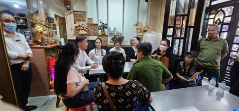 Em nghệ sĩ Vũ Linh yêu cầu chia thêm di sản thừa kế - Ảnh 1. Tòa án thẩm định tại chỗ ở nhà số 5 Đoàn Thị Điểm sáng 26-10 - Ảnh: CTV