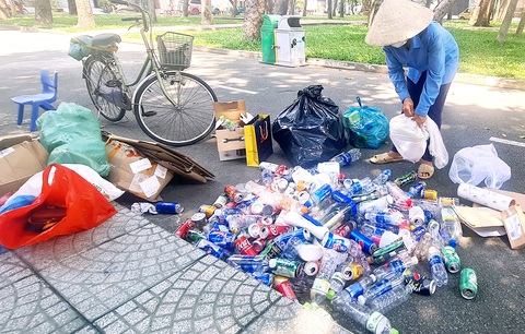 Tự "tăng ca" để xoay xở cuộc sống - Ảnh 2. Thành quả nhặt ve chai của vợ chồng bà Hiền sau hai đêm dài