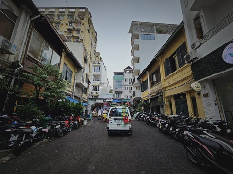 Travel blogger Trần Đặng Đăng Khoa: Xe đi xa 'cùi bắp', ít công nghệ là quá đủ - Ảnh 2. "Sở thích của tôi là xe nhỏ", anh cho biết, bởi xe sẽ dễ luồn lách, dễ di chuyển, tìm chỗ đậu hơn - Ảnh: NVCC