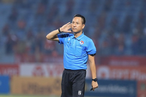 Vòng 2 V-League 2023-2024 có 3 trận áp dụng VAR - Ảnh 1. Trọng tài chính Nguyễn Viết Duẫn nghe tư vấn từ tổ VAR trong trận Công An Hà Nội - Quy Nhơn Bình Định ở vòng 1 - Ảnh: HOÀNG TÙNG