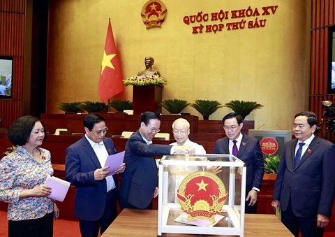 Nhận rõ trách nhiệm sau lấy phiếu tín nhiệm - Ảnh 1. Tổng bí thư Nguyễn Phú Trọng và các lãnh đạo Đảng, Nhà nước bỏ phiếu kín lấy phiếu tín nhiệm vào ngày 25-10 - Ảnh: TTXVN
