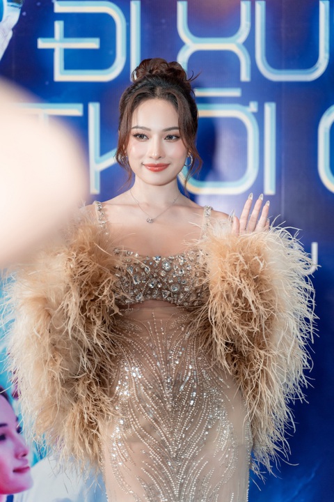 Hội 'nghiện vợ' gọi tên Dương Khắc Linh vì lí do này - Ảnh 2. Sara Lưu trong buổi ra mắt MV Đi xuyên thời gian