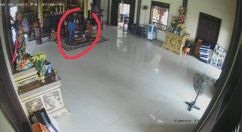 Vợ chồng từ TP.HCM ra Quảng Ngãi trộm tiền công đức của chùa - Ảnh 1. Camera an ninh của chùa Bảo Quang ghi lại cảnh người chồng vào trộm tiền công đức của chùa - Ảnh: CACC