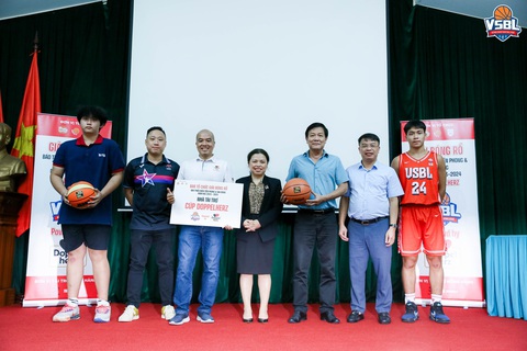 Giải bóng rổ học sinh đấu theo mô hình sân nhà – sân khách - Ảnh 1. Giải bóng rổ VSBL 2023 - 2024 tổ chức họp báo tại Hà Nội - Ảnh: VBA