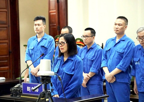Hôm nay tuyên án vụ "thông thầu" tại Bệnh viện Sản Nhi Quảng Ninh - Ảnh 1. Bị cáo Nguyễn Thị Thu Phương - cựu trưởng bộ phận thư ký tài chính Công ty AIC - vẫn một mực kêu oan, khóc nghẹn lúc được nói lời sau cùng trước khi tòa nghị án - Ảnh: N.HIẾU