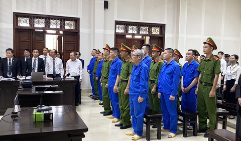 Nguyễn Thị Thanh Nhàn 11 năm tù vụ ‘thông thầu’ ở Quảng Ninh - Ảnh 1. Trong số 16 bị cáo liên quan vụ "thông thầu" tại Bệnh viện Sản Nhi Quảng Ninh, cựu chủ tịch AIC Nguyễn Thị Thanh Nhàn cùng ba người khác vẫn đang bỏ trốn, bị truy nã đặc biệt - Ảnh: T.THẮNG