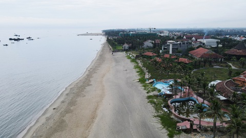 'Sốc' với hình ảnh nhà cửa, xóm biển tan hoang trước sóng dữ - Ảnh 1. Sóng biển đã khoét sát các resort - Ảnh: Đ.T.
