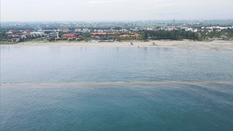 'Sốc' với hình ảnh nhà cửa, xóm biển tan hoang trước sóng dữ - Ảnh 8. Dải đê ngầm ngoài khơi đang được làm để cứu bờ biển Hội An - Ảnh: Đ.T.