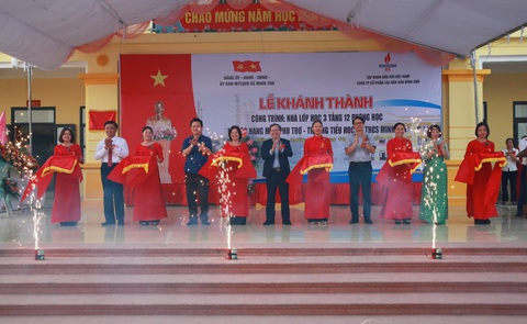 Các đại biểu cắt băng khánh thành công trình Các đại biểu cắt băng khánh thành công trình