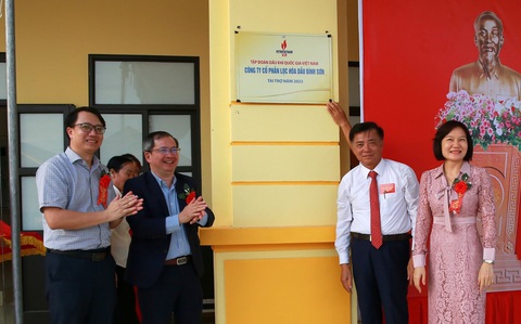 Nghi thức gắn biển công trình Nhà học 3 tầng 12 phòng học và các hạng mục phụ trợ Trường Tiểu học và THCS xã Minh Tân Nghi thức gắn biển công trình nhà học 3 tầng 12 phòng học và các hạng mục phụ trợ Trường tiểu học và THCS xã Minh Tân