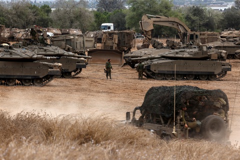 Xe tăng Israel tập trung ở biên giới của Israel giáp với Dải Gaza ngày 9-10 - Ảnh: REUTERS Xe tăng Israel tập trung ở biên giới của Israel giáp với Dải Gaza ngày 9-10 - Ảnh: REUTERS
