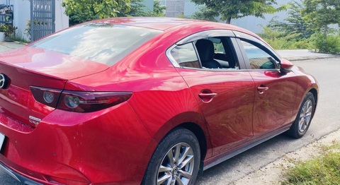 Lái xe Grab dùng ná bắn bể loạt kính ô tô để lấy giấy tờ, đòi tiền chuộc chủ xe - Ảnh 2. Một xe ô tô bị phá kính để lấy tài sản, giấy tờ - Ảnh: H.B.