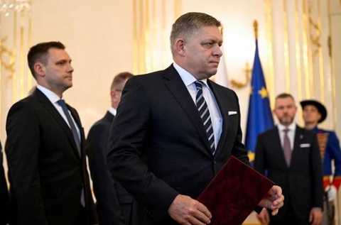 Tân Thủ tướng Slovakia tuyên bố chấm dứt viện trợ quân sự cho Ukraine - Ảnh 1. Tân thủ tướng của Slovakia, ông Robert Fico, tham dự lễ nhậm chức của nội các mới tại Phủ Tổng thống ở Bratislava, Slovakia, ngày 25-10 - Ảnh: REUTERS