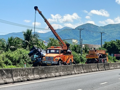 Tai nạn liên hoàn trên quốc lộ 1, 3 người tử vong - Ảnh 1. Hiện trường vụ tai nạn sáng 27-10 làm 3 người tử vong - Ảnh: TRẦN HOÀI