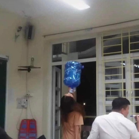 Ảnh vui 27-10: Nửa đêm đi câu cá nhìn thấy, xin hỏi đây là gì? - Ảnh 4. Một bình là 20 lít nước, một ngày chỉ cần 2 lít nước. Uống vậy đủ cho 10 ngày rồi