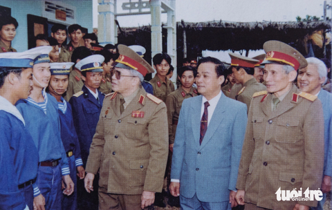 Đại tướng Đoàn Khuê - chỉ huy xuất sắc của Quân đội nhân dân Việt Nam - Ảnh 1. Đại tướng Đoàn Khuê - hàng đầu, thứ 3 từ phải sang - thăm cán bộ, chiến sĩ đảo Cồn Cỏ, Quảng Trị, tháng 1-1995 - Ảnh tư liệu
