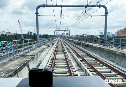 Chủ đầu tư metro số 1 giải đáp kết quả kiểm tra của Hội đồng kiểm tra nhà nước - Ảnh 2. Trong ảnh là đường ray trên cao của tuyến metro số 1 (đoạn qua TP Thủ Đức, TP.HCM), góc nhìn từ đầu máy nơi điều khiển cả đoàn tàu - Ảnh: CHÂU TUẤN