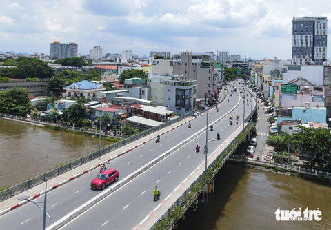 TP.HCM tính tổ chức thi tuyển ý tưởng quy hoạch bán đảo Thanh Đa - Ảnh 1. Trong ảnh là hướng nhìn từ cầu Kinh (nối liền đường Xô Viết Nghệ Tĩnh) về bán đảo Bình Quới - Thanh Đa (quận Bình Thạnh, TP.HCM) - Ảnh: CHÂU TUẤN