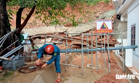 Phút thoát nạn trong vụ sạt lở núi vùi nhà dân trong đêm - Ảnh 1. Chính quyền địa phương làm rào chắn cảnh báo nguy hiểm có sạt lở
