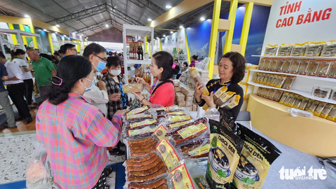 Người dân TP.HCM kéo đi 'săn' đặc sản cá hồi Sa Pa, thịt trâu Cao Bằng, hạt điều Bình Phước... - Ảnh 1. Đông đảo người dân tìm hiểu, thưởng thức thịt trâu, heo... tại gian hàng các tỉnh miền Bắc