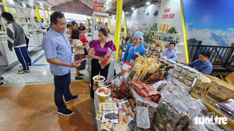 Người dân TP.HCM kéo đi 'săn' đặc sản cá hồi Sa Pa, thịt trâu Cao Bằng, hạt điều Bình Phước... - Ảnh 2. Đặc sản Lai Châu như nấm hương rừng, xúc xích cá hồi, cá hồi xông khói... đã được mang đến tuần lễ