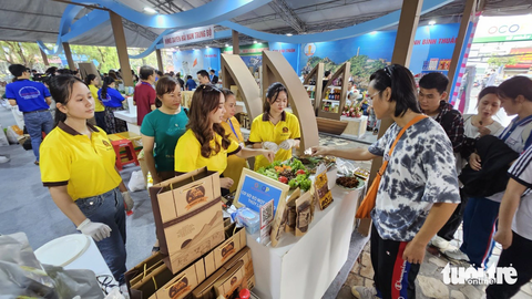 Người dân TP.HCM kéo đi 'săn' đặc sản cá hồi Sa Pa, thịt trâu Cao Bằng, hạt điều Bình Phước... - Ảnh 3. Khô bò một nắng, muối kiến vàng... Phú Yên được nhiều người dân quan tâm, dùng thử