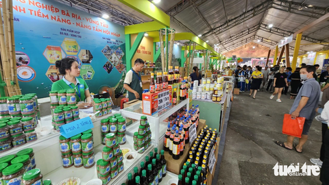 Người dân TP.HCM kéo đi 'săn' đặc sản cá hồi Sa Pa, thịt trâu Cao Bằng, hạt điều Bình Phước... - Ảnh 4. Hải sản khô, mắm truyền thống... được các doanh nghiệp mang đến với lượng dồi dào