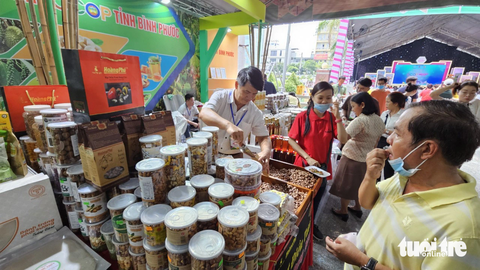 Người dân TP.HCM kéo đi 'săn' đặc sản cá hồi Sa Pa, thịt trâu Cao Bằng, hạt điều Bình Phước... - Ảnh 5. Hạt điều, hạt mắc ca Bình Phước thu hút nhiều người dân dùng thử