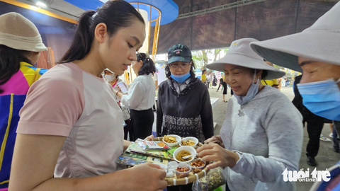 Người dân TP.HCM kéo đi 'săn' đặc sản cá hồi Sa Pa, thịt trâu Cao Bằng, hạt điều Bình Phước... - Ảnh 6. Nhiều cô, chú lớn tuổi đến với tuần lễ để dùng thử và mua sắm đặc sản