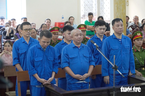 Chủ mưu buôn lậu 3kg vàng ở An Giang lãnh 12 năm tù - Ảnh 1. Trang Kiến Cường (đứng giữa, hàng đầu), người chủ mưu trong vụ án buôn lậu 3kg vàng - Ảnh: CHÍ HẠNH