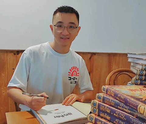 Họa sĩ Phạm Quang Phúc ký tặng truyện tranh Harry Potter - Ảnh: Facebook nhân vật Họa sĩ Phạm Quang Phúc ký tặng truyện tranh Harry Potter - Ảnh: Facebook nhân vật