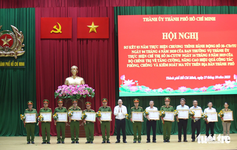TP.HCM có bao nhiều người nghiện ma túy ngoài xã hội? - Ảnh 3. Phó bí thư Thành ủy TP.HCM Nguyễn Hồ Hải trao bằng khen cho các cá nhân đạt thành tích trong phòng, chống tội phạm về ma túy - Ảnh: MINH HÒA