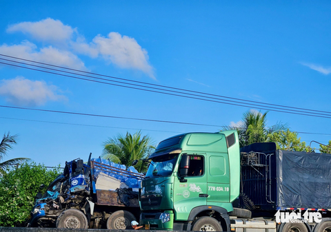 Tai nạn giao thông liên hoàn ở Cam Ranh: 'Điếng người khi một buổi sáng mất cả mẹ và con' - Ảnh 5. Hiện trường đầu xe tải vỡ nát, lật nghiêng - Ảnh: MINH CHIẾN