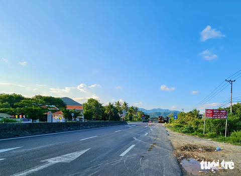 Tai nạn giao thông liên hoàn ở Cam Ranh: 'Điếng người khi một buổi sáng mất cả mẹ và con' - Ảnh 4. Đoạn đường qua trường nơi em H. học có nhiều hàng quán, hằng ngày đông xe cộ qua lại - Ảnh: MINH CHIẾN