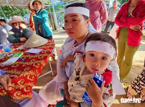 Tai nạn giao thông liên hoàn ở Cam Ranh: 'Điếng người khi một buổi sáng mất cả mẹ và con' - Ảnh 3. Chị Trong thương xót đứa con chỉ mới học lớp 6 của mình - Ảnh: MINH CHIẾN