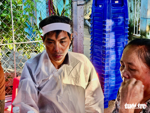Tai nạn giao thông liên hoàn ở Cam Ranh: 'Điếng người khi một buổi sáng mất cả mẹ và con' - Ảnh 1. Anh Bốn vẫn chưa hết bàng hoàng sau vụ tai nạn giao thông của mẹ và con trai - Ảnh: MINH CHIẾN