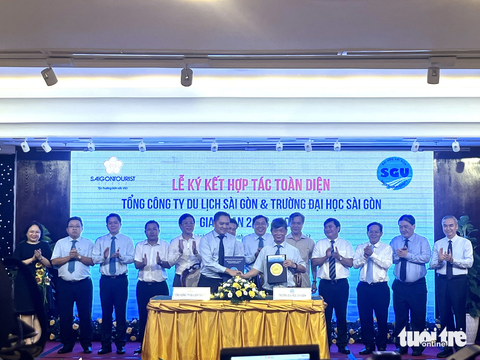 Ông lớn ngành du lịch phục hồi về hơn 80% so với trước dịch - Ảnh 1. Ông Phạm Huy Bình - chủ tịch hội đồng thành viên Saigontourist Group và ông Phạm Hoàng Quân - hiệu trưởng Trường đại học Sài Gòn tại lễ ký kết - Ảnh: N.BÌNH