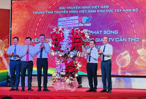 VTV Cần Thơ kỷ niệm 1 năm phát sóng - Ảnh 1. Lãnh đạo Đài truyền hình Việt Nam chúc mừng tập thể cán bộ, phóng viên, biên tập viên VTV Cần Thơ - Ảnh: H.T.DŨNG