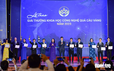 Vinh danh 10 nhà khoa học trẻ nhận giải thưởng Quả cầu vàng 2023 - Ảnh 1. Phó chủ tịch nước Võ Thị Ánh Xuân và anh Bùi Quang Huy, bí thư thứ nhất Trung ương Đoàn, trao giải thưởng Quả cầu vàng 2023 cho 10 nhà khoa học trẻ