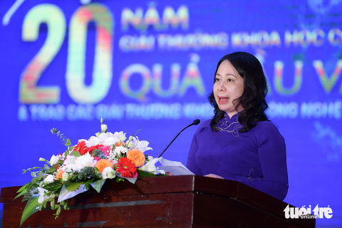 Vinh danh 10 nhà khoa học trẻ nhận giải thưởng Quả cầu vàng 2023 - Ảnh 3. Phó chủ tịch nước Võ Thị Ánh Xuân dự và phát biểu tại chương trình