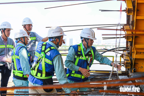 Cầu Bình Khánh tuyến cao tốc Bến Lức - Long Thành hồi sinh - Ảnh 8. Điểm đặc biệt của gói thầu J1 là dù dừng 5 năm, liên danh nhà thầu không bỏ dự án. Trang thiết bị máy móc vẫn được giữ lại ở công trường. Đội ngũ kỹ sư gắn với dự án những ngày đầu khi dự án khởi động lại đã bắt tay vào làm ngay. Vì gắn bó nên họ hiểu công trình và công việc được tiếp tục thuận lợi, suôn sẻ