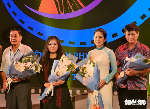 Một số thành viên hội đồng nghệ thuật chung khảo của liên hoan phim, trong đó có bà Nguyễn Thị Thanh Thúy - phó giám đốc Sở Văn hóa thể thao TP.HCM - Ảnh: MI LY Một số thành viên hội đồng nghệ thuật chung khảo của liên hoan phim, trong đó có bà Nguyễn Thị Thanh Thúy - phó giám đốc Sở Văn hóa và Thể thao TP.HCM - Ảnh: MI LY