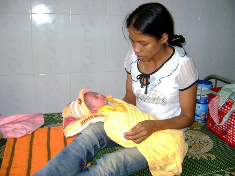 Gặp lại người cứu bé trai suýt bị chôn sống theo mẹ - Ảnh 4. Chị Hiếu cứu đứa bé lúc suýt bị chôn sống theo mẹ - Ảnh: HOÀNG THỌ