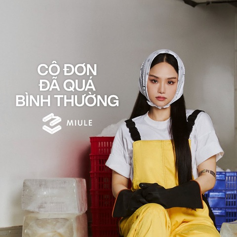 Không còn quậy vì 'mẹ bắt chia tay', Miu Lê bất ngờ suy với 'Cô đơn đã quá bình thường' - Ảnh 3. Hình ảnh và câu chuyện trong Cô đơn đã quá bình thường có thể được xem là “phiên bản Miu-Lê-nhất” mà Miu từng trải nghiệm.