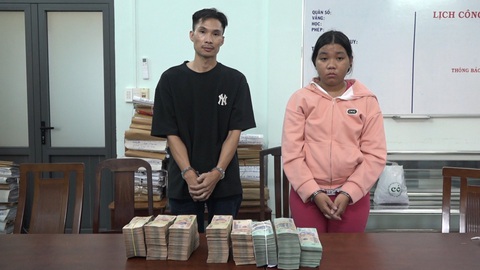 Kế hoạch 'đào tẩu' bất thành của nhóm cướp 3,8 tỉ tại ngân hàng - Ảnh 1. Mỹ (trái) và Tuyền tại cơ quan công an cùng số tiền cướp được - Ảnh: Công an cung cấp